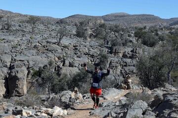 Con una distancia de unos 172 km y un desnivel positivo de unos 10.000 metros, se la considera la carrera a pie de Trail running más prestigiosa del mundo.