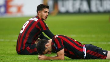 Jugadores del Mil&aacute;n se lamentan durante la Europa League.