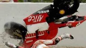 <b>NO QUIERE VERLO.</B> El piloto catalán no quiere ver ni recordar su caida.