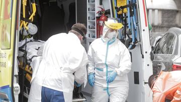 El jugador del Fuenlabrada hospitalizado ayer, a su llegada a la clínica.