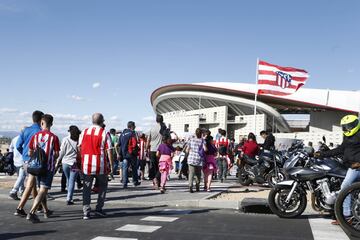 Desde las 10:00 de la ma?ana los aficionados atl¨¦ticos celebran el estreno del nuevo estadio rojiblanco Wanda Metropolitano en los alrededores del estadio.