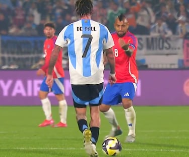 Fiel a su estilo: Vidal provoca a De Paul con este polémico gesto