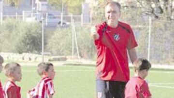 <b>EL GRAN MAESTRO. </b>Pantic da explicaciones a unos niños que disfrutan en el Campus rojiblanco.