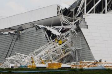 Una parte del estadio se ha derrumbado mientras se trabaja en él y tres obreros han resultado muertos. El Arena Corinthians acogerá el partido inagural del Mundial.