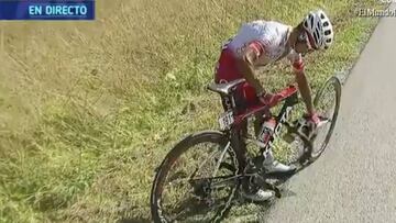 Faltando solo 43km se le rompe la bicicleta a Atapuma en Polonia