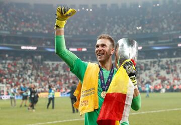 Adrián, con el trofeo de la Supercopa, celebró el triunfo.