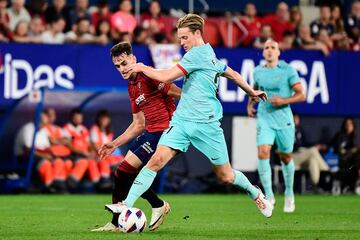 Aimar Oroz y Frenkie de Jong en una acción del partido que se juega en el estadio de El Sadar.