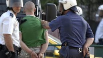 Un detenido y una sentada de aficionados disuelta por la Policía