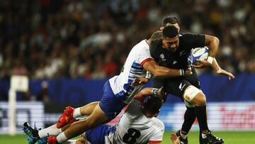 El capitán all black  Ardie Savea avanza pese a la oposición.