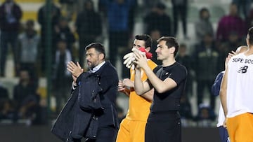 JSG. Portimao (Portugal), 25/02/2018.- FC Porto´s head coach Sergio Conceicao (L) and goalkeeper Iker Casillas acknowledge their supporters at end of the Portuguese First League soccer match against Portimonense held at Municipal Stadium of Portimao, in Portimao, Southern Portugal, 25 February 2018. EFE/EPA/JOSE SENA GOULAO