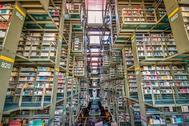 Fue diseñada por el arquitecto mexicano Alberto Kalach. La idea central del diseño fue la creación de un "arca" o "nave" portadora del conocimiento humano, inmersa en un exuberante jardín botánico. El edificio es una impresionante estructura de acero, hormigón y vidrio de aproximadamente 250 metros de longitud y varios niveles.