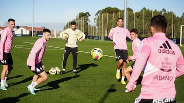 Iago Aspas, Carles Pérez, Gonçalo Paciencia y Pablo Durán realizan un rondo durante el entrenamiento del Celta del 9 de diciembre en la ciudad deportiva Afouteza.