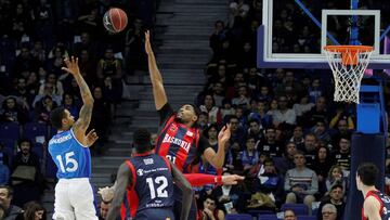 Kevin Jones intenta un tapón.