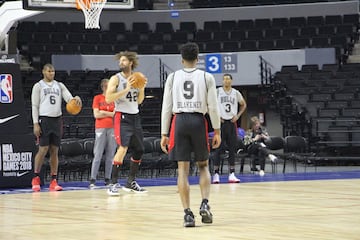 Antonio Blakeney ve a Robin López bajar un rebote. 