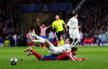 Fran Garca cae sobre el jugador del Atltico de Madrid, Giuliano Simeone.