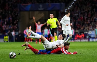 Fran García cae sobre el jugador del Atlético de Madrid, Giuliano Simeone.