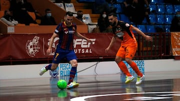 Dyego, ala del Barça, ante un jugador del Burela.