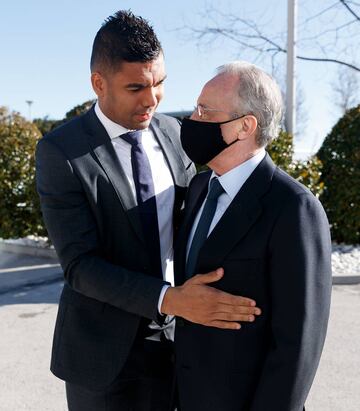 El presidente del Real Madrid, Florentino Pérez, despidiendo a Casemiro antes de viajar a Bérgamo. 