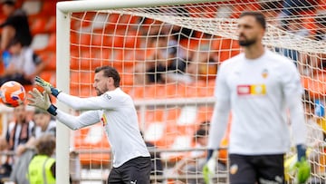 Stole Dimitrievski, en un calentamiento, en presencia de Mamardashvili.