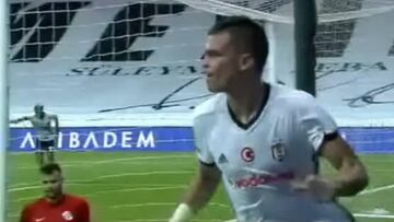 El gran cabezazo de Pepe en triunfo del Besiktas de Medel