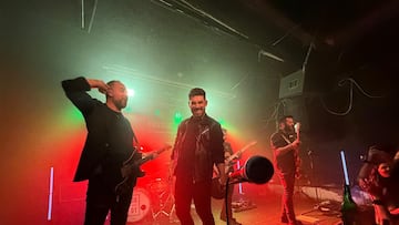 Dani Martínez ofrece el micrófono al público en un momento del concierto de Codigo Binario en la sala Moby Dick de Madrid. A su lado, Javier Rodríguez, guitarrista, hace el gesto de escuchar. Al otro, Alex Spar toca el bajo.