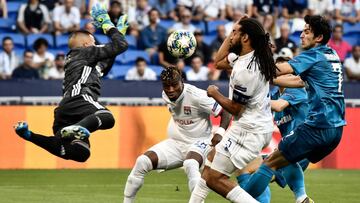 Lyon&#039;s Portuguese goalkeeper Anthony Lopes (L) jumps to save the ball in front of Lyon&#039;s Malian defender Youssouf Kone (C), Lyon&#039;s Belgian defender Jason Denayer and Zenit St. Petersburg&#039;s Iranian forward Sardar Azmoun (R) during the E