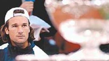 <b>ESA MIRADA APUNTA A LOS GRAND SLAMS. </b>Así miraba Carlos Moyá a la Copa Davis antes de agarrarla en Sevilla. Satisfecho el reto, la mirada de Charly apunta a los Grand Slams.