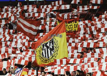 Afici¨®n del Atl¨¦tico de Madrid animando al conjunto colchonero antes del inicio del encuentro.