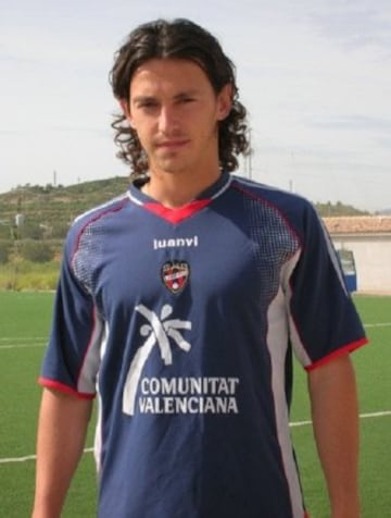 Alí Manouchehri fue seleccionado juvenil, pero no destacó mayormente. Pese a ello firmó en el Levante de España en 2007. Tras promocionar su currículum en Facebook, logró firmar en el Boyacá Chicó de Colombia.