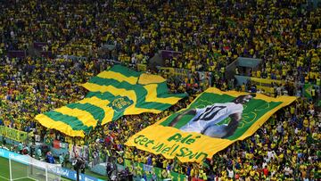 La afición recuerda a Pelé durante el Camerún-Brasil