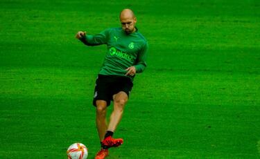 Soko en el taller y Pablo Torre con la gasolina justa