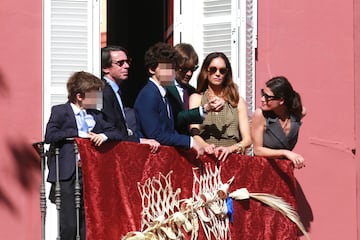 José María Aznar, Rosauro Varo y Eugenia Silva disfrutan de las procesiones en Sevilla. 