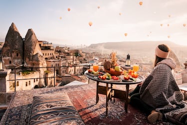 Comida: desde las 12:30 hasta las 14:00 horas | Cena: desde las 19:30 hasta las 20:30 horas. En la foto, panorámica de la Capadocia. 