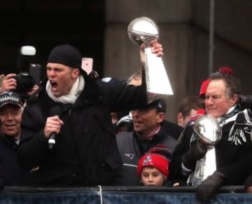 Un eufórico Tom Brady se dirige a la afición de los Patriots desde el ayuntamiento de Boston, lugar donde terminó el desfile de la victoria de los Patriots.