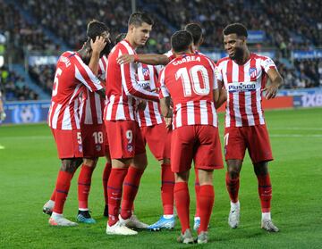 Los jugadores del Atlético de Madrid celebrando el gol 0-1