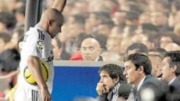 <b>VÍCTIMA EN EL BARCELONA. </b>Roberto Carlos tuvo que aguantar insultos xenófobos en el Camp Nou.