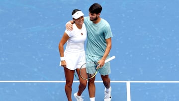 NEW YORK, NEW YORK - AUGUST 19: Emma Raducanu of Great Britain and Carlos Alcaraz of Spain walk to the net after their match against Jack Draper of Great Britain and Jessica Pegula of United States during the mixed doubles first round at USTA Billie Jean King National Tennis Center on August 19, 2025 in New York City. Matthew Stockman/Getty Images/AFP (Photo by MATTHEW STOCKMAN / GETTY IMAGES NORTH AMERICA / Getty Images via AFP)