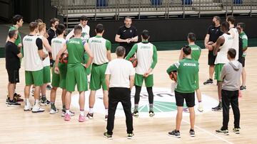 Ibon Navarro, entrenador del Unicaja, charla con sus jugadores en su primer entrenamiento.