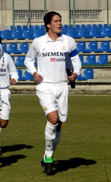 El defensa central madrile?o se form¨® en las categor¨ªas inferiores del Real Madrid. La temporada 1998-99 milit¨® en las filas del ¡®C¡¯, al acabar dio el salto al Castilla donde jug¨® las siguientes cuatro temporadas hasta su salida en 2003. En total, defendi¨® la camiseta en 83 encuentros en los que marc¨® 2 goles. Fich¨® por el M¨¢laga C.F. a su salida de la entidad madridista.