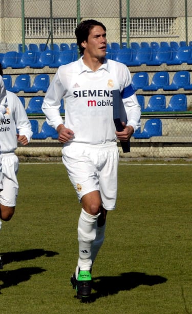 El defensa central madrileño se formó en las categorías inferiores del Real Madrid. La temporada 1998-99 militó en las filas del ‘C’, al acabar dio el salto al Castilla donde jugó las siguientes cuatro temporadas hasta su salida en 2003. En total, defendió la camiseta en 83 encuentros en los que marcó 2 goles. Fichó por el Málaga C.F. a su salida de la entidad madridista. 