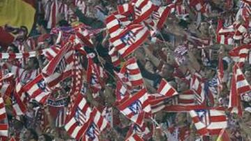 <b>APOYO INCONDICIONAL. </b>Aficionados del Atlético animando a su equipo en la final de la Copa.