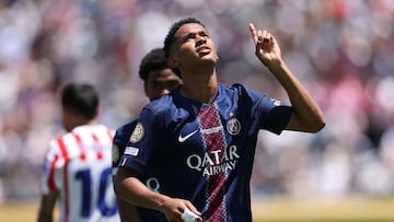 Senny Mayulu, marcando un gol contra el Atlético en el Mundial de Clubes