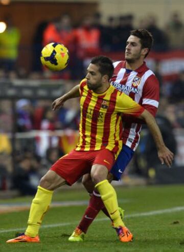 Jordi Alba protege el balón ante la presión de Koke.