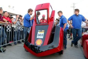 Fernando Alonso y Kimi Raikkonen se dieron cita en Lousiana Tech, una muestra de coches de estudiantes dentro del marco de la Shell Eco-marathone, una exhibición de coches ecológicos.  
