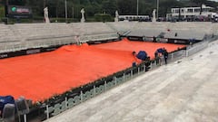 El Foro It&aacute;lico de Roma, con la pista de arcilla cubierta para prevenir la superficie a causa de la lluvia que est&aacute; cayendo en Roma.