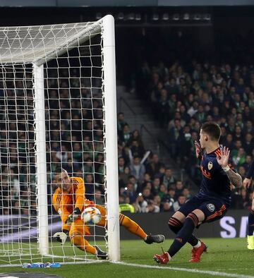 El balón entra en la portería, consiguiendo Joaquin una maravilloso gol olímpico en esta semifinal de la Copa del Rey.



