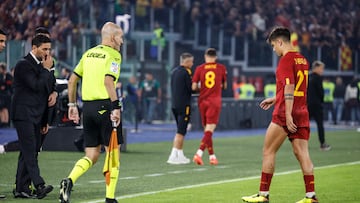 Rome (Italy), 09/10/2022.- Roma'Äôs Paulo Dybala (R) injured after scoring on penalty during the Italian Serie A soccer match between Roma and Lecce at the Olimpico stadium in Rome, Italy, 09 October 2022. (Italia, Roma) EFE/EPA/FABIO FRUSTACI
