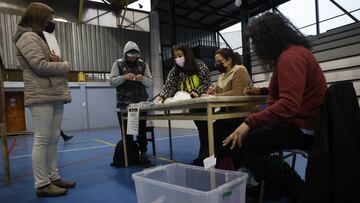 Valparaiso, 4 de septiembre de 2022.
Los vocales de mesa realizan el conteo de votos del Plebiscito de salida de la nueva Constitucion en la Escuela Italiana.
Raul Zamora/Aton Chile