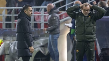 Xavi, con su hermano y ayudante Óscar, después del 3-2 del Amberes.