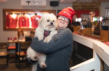 En días soleados, la zona exterior se convierte en día de fiesta cuando el Liverpool juega como local.